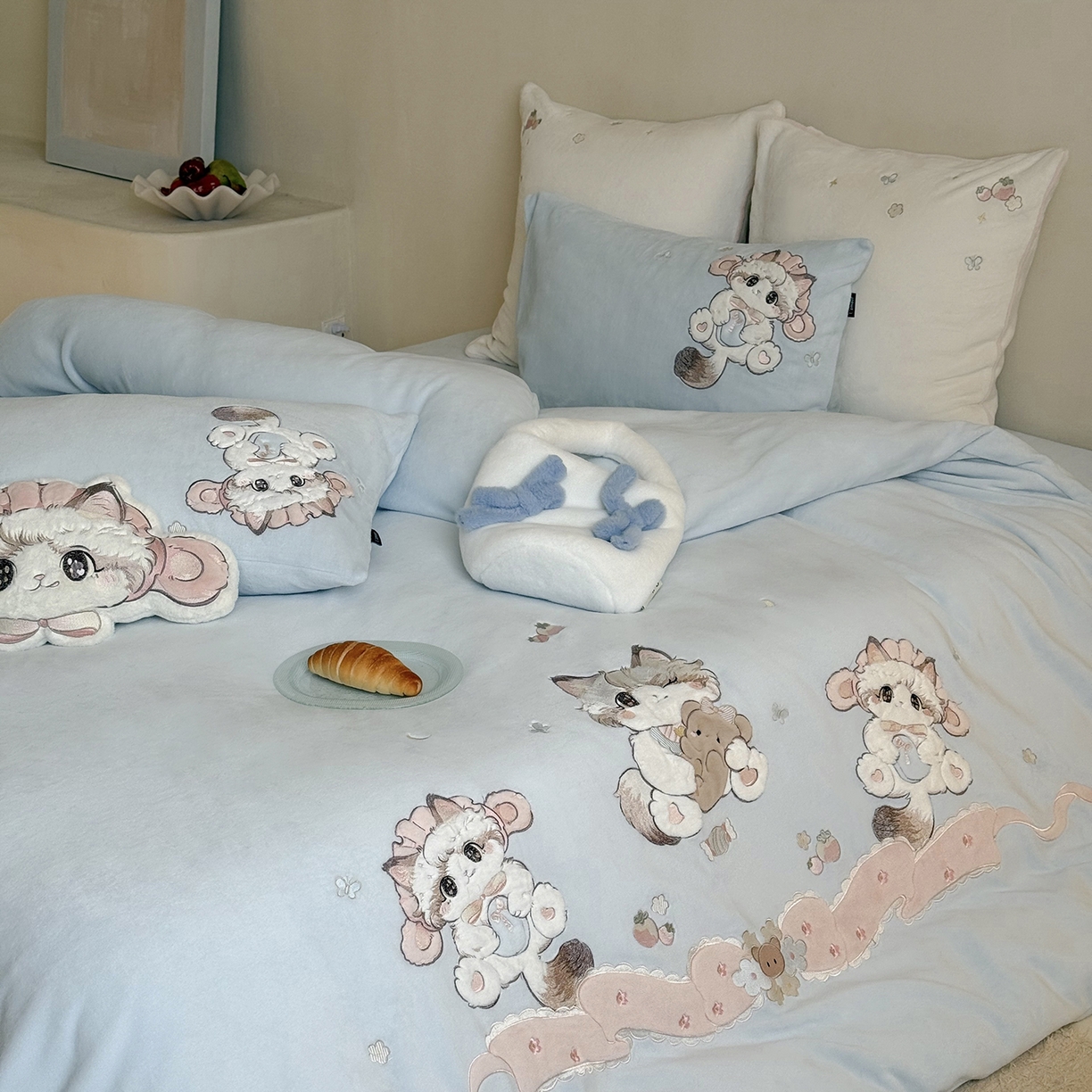 91家纺网 家纺一手货源 找家纺 鹿班家居 2025新款冬季高克重牛奶绒贴布绣系列四件套-彩虹喵酱（标准会员-10元） 蓝色