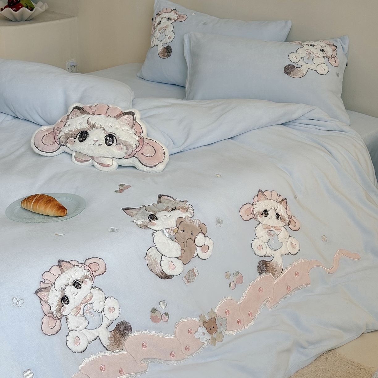 91家纺网 家纺一手货源 找家纺 鹿班家居 2025新款冬季高克重牛奶绒贴布绣系列四件套-彩虹喵酱（标准会员-10元） 蓝色