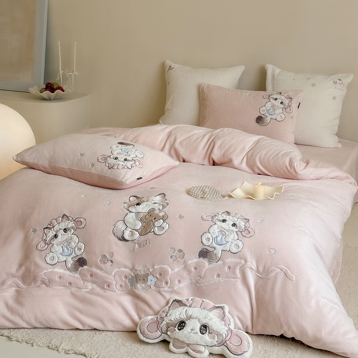 91家纺网 家纺一手货源 找家纺 （总）鹿班家居 2025新款冬季高克重牛奶绒贴布绣系列四件套-彩虹喵酱（标准会员-10元）