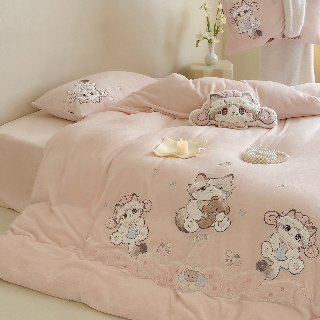 91家纺网 家纺一手货源 找家纺 鹿班家居 2025新款冬季高克重牛奶绒贴布绣系列四件套-彩虹喵酱（标准会员-10元） 粉色