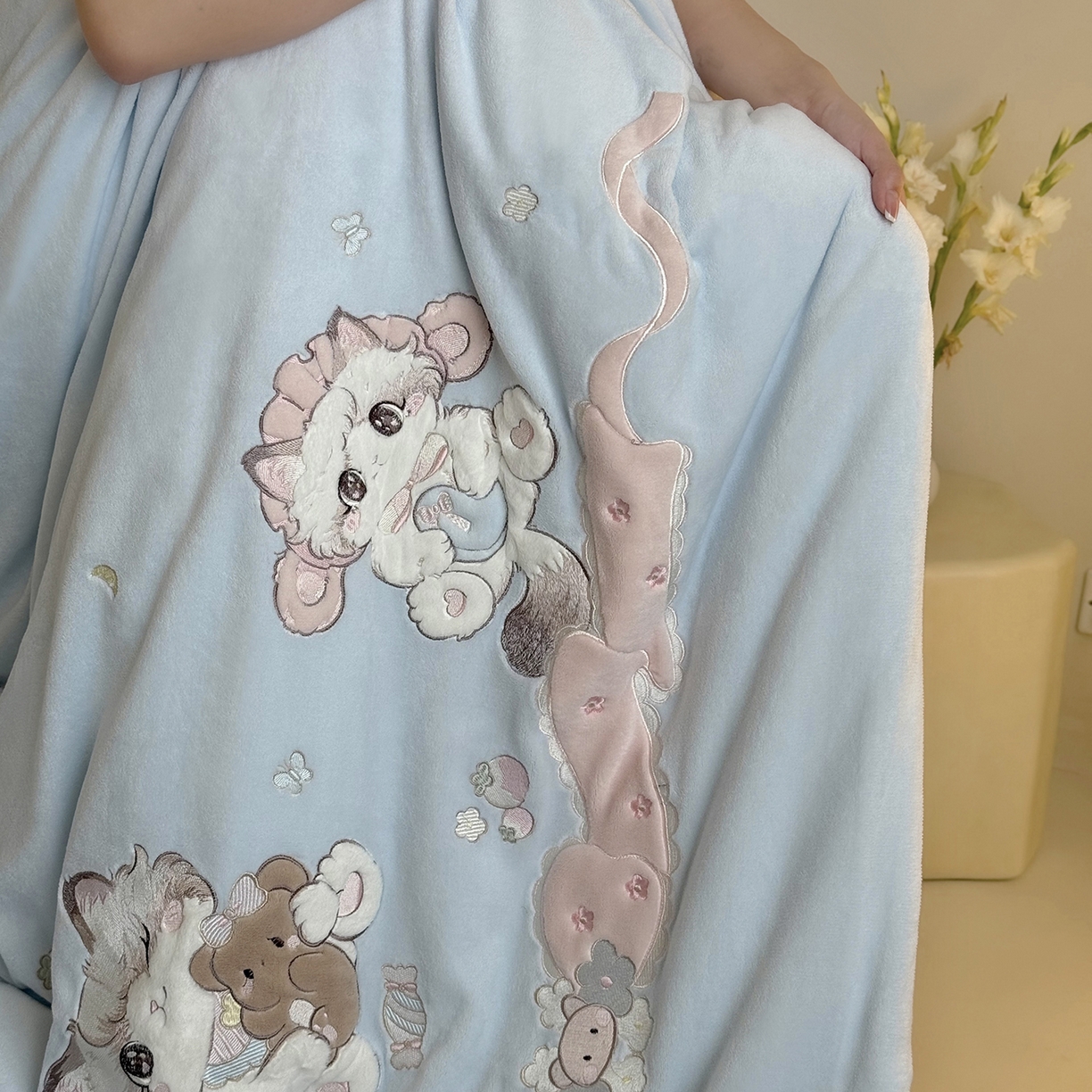 91家纺网 家纺一手货源 找家纺 鹿班家居 2025新款冬季高克重牛奶绒贴布绣系列四件套-彩虹喵酱（标准会员-10元） 蓝色