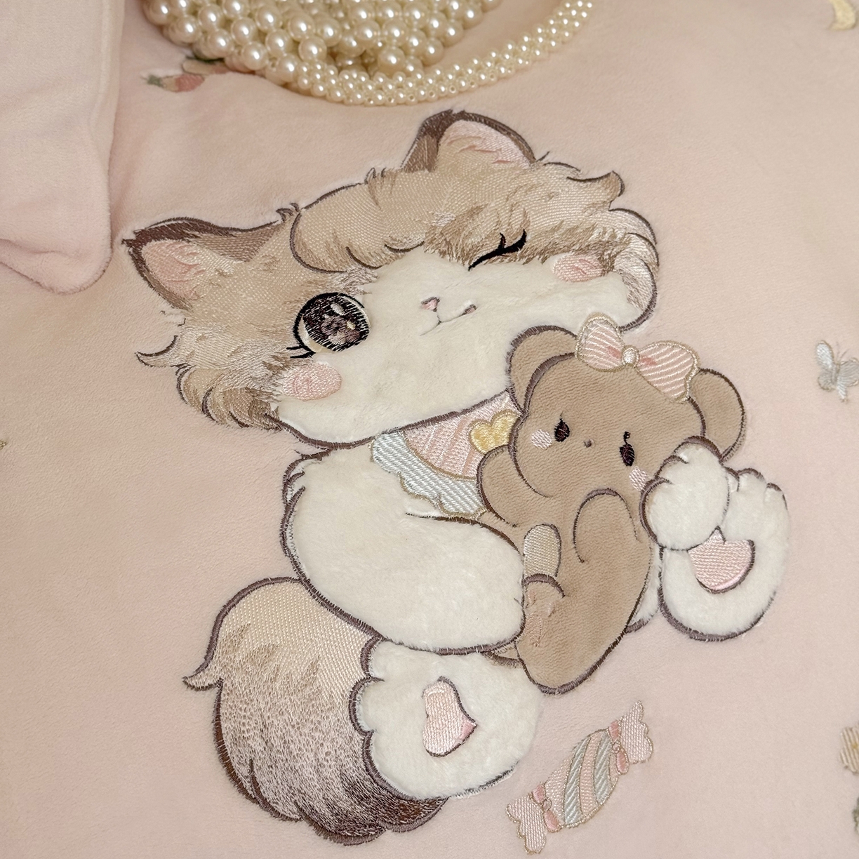 91家纺网 家纺一手货源 找家纺 鹿班家居 2025新款冬季高克重牛奶绒贴布绣系列四件套-彩虹喵酱（标准会员-10元） 粉色