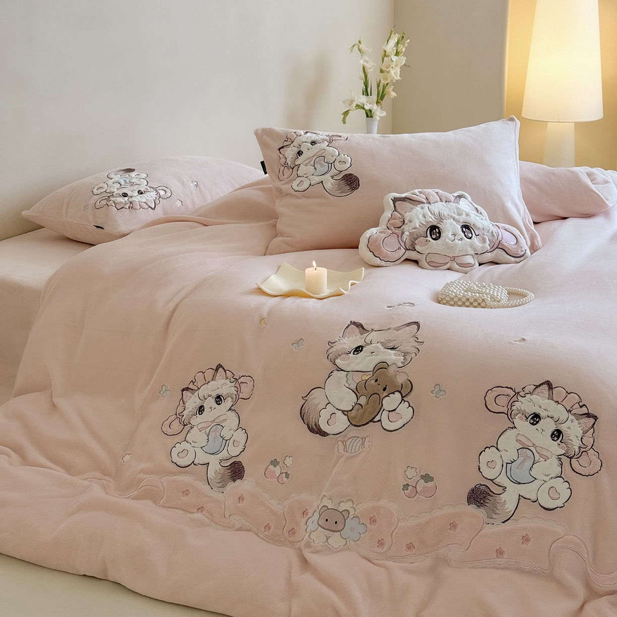 91家纺网 家纺一手货源 找家纺 鹿班家居 2025新款冬季高克重牛奶绒贴布绣系列四件套-彩虹喵酱（标准会员-10元） 粉色