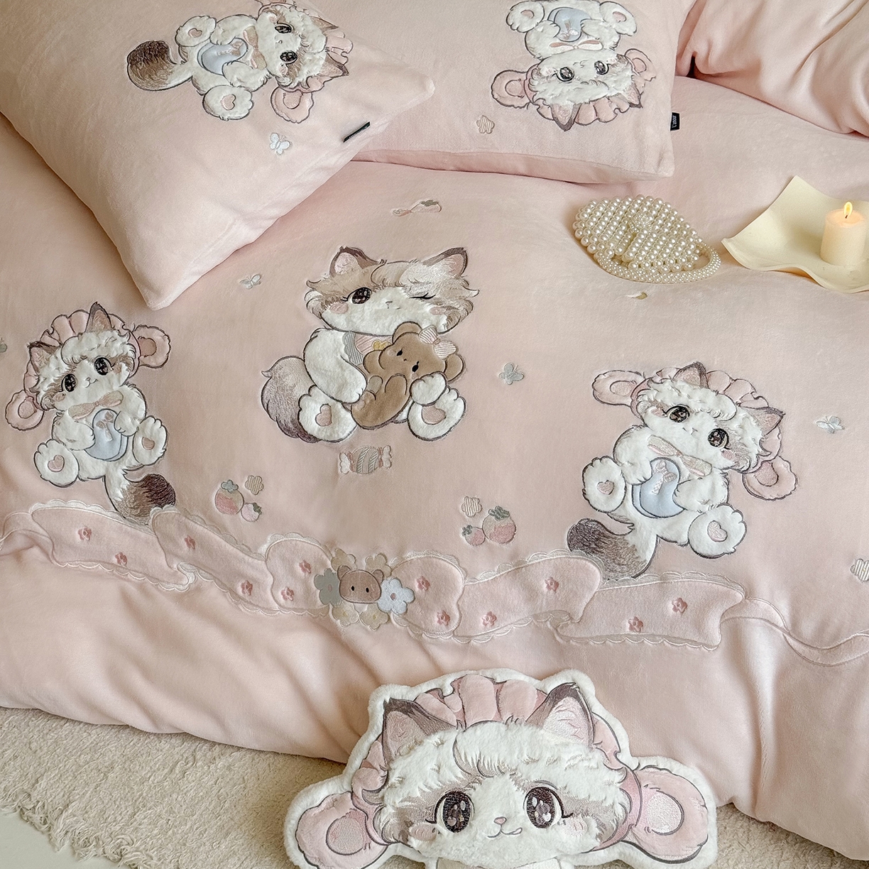 91家纺网 家纺一手货源 找家纺 鹿班家居 2025新款冬季高克重牛奶绒贴布绣系列四件套-彩虹喵酱（标准会员-10元） 粉色