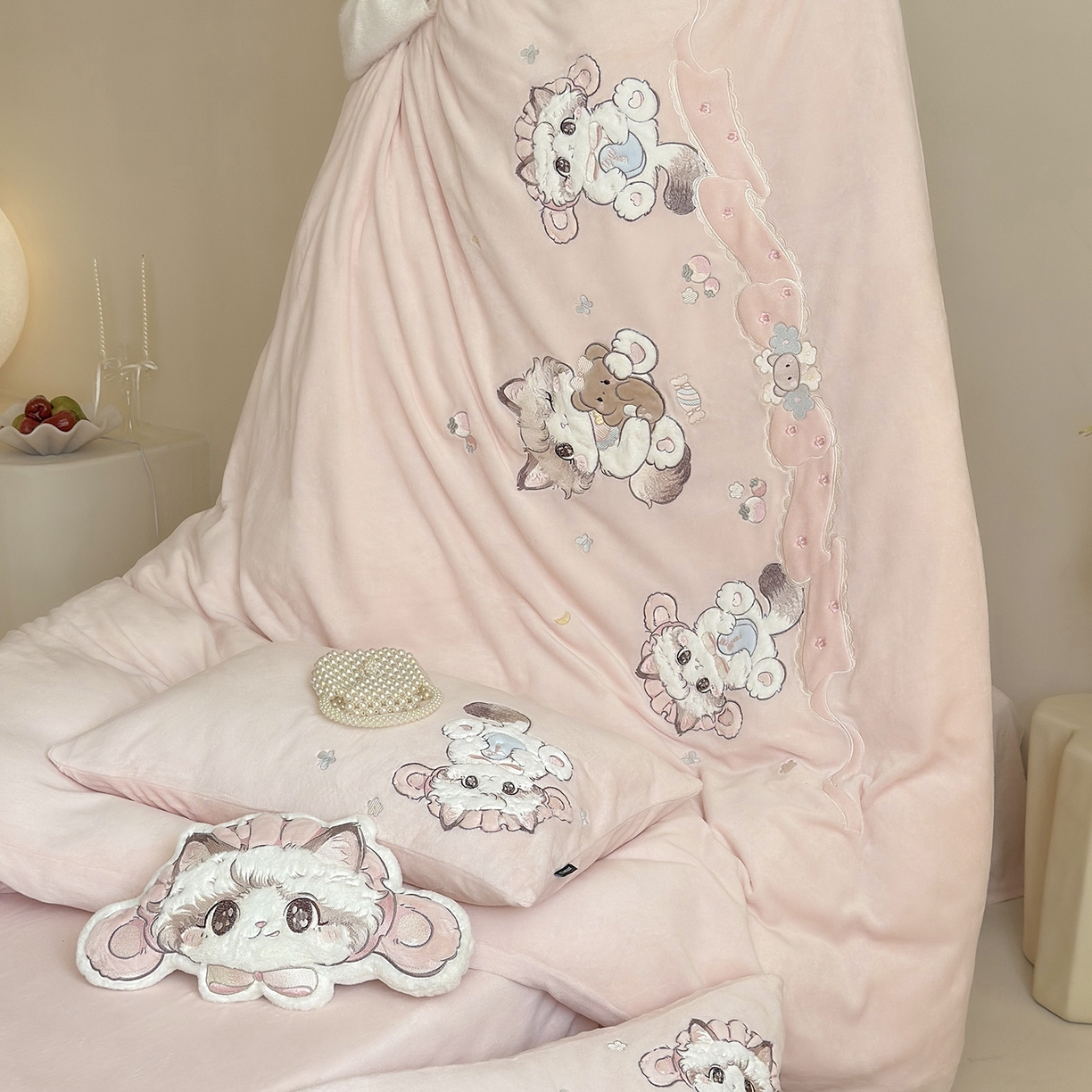 91家纺网 家纺一手货源 找家纺 鹿班家居 2025新款冬季高克重牛奶绒贴布绣系列四件套-彩虹喵酱（标准会员-10元） 粉色