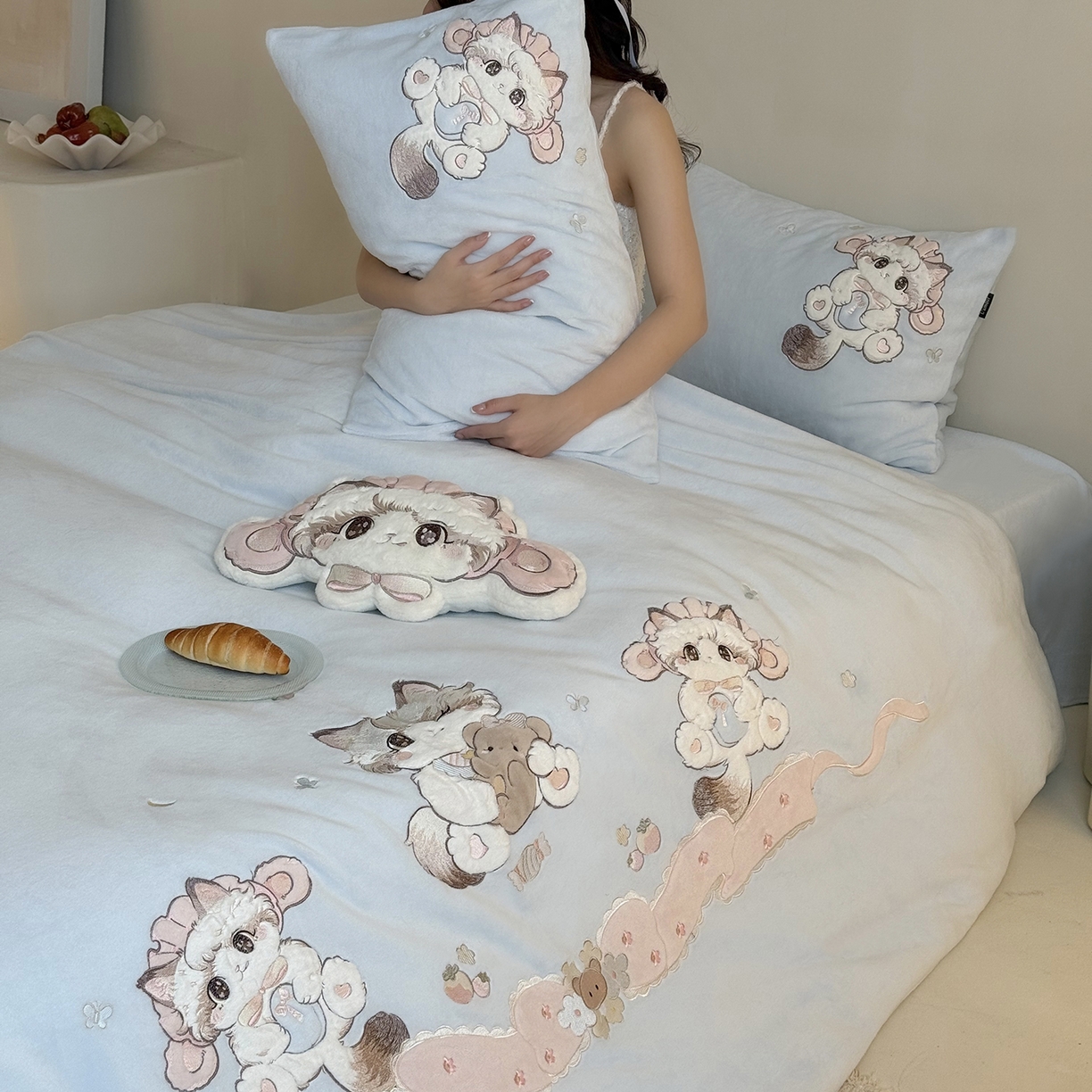 91家纺网 家纺一手货源 找家纺 鹿班家居 2025新款冬季高克重牛奶绒贴布绣系列四件套-彩虹喵酱（标准会员-10元） 蓝色