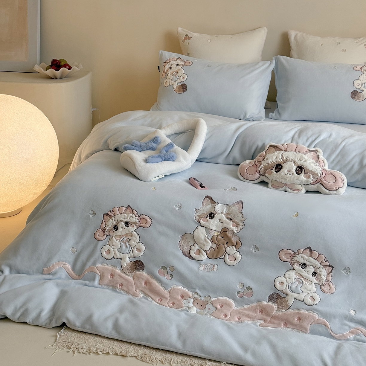 91家纺网 家纺一手货源 找家纺 鹿班家居 2025新款冬季高克重牛奶绒贴布绣系列四件套-彩虹喵酱（标准会员-10元） 蓝色