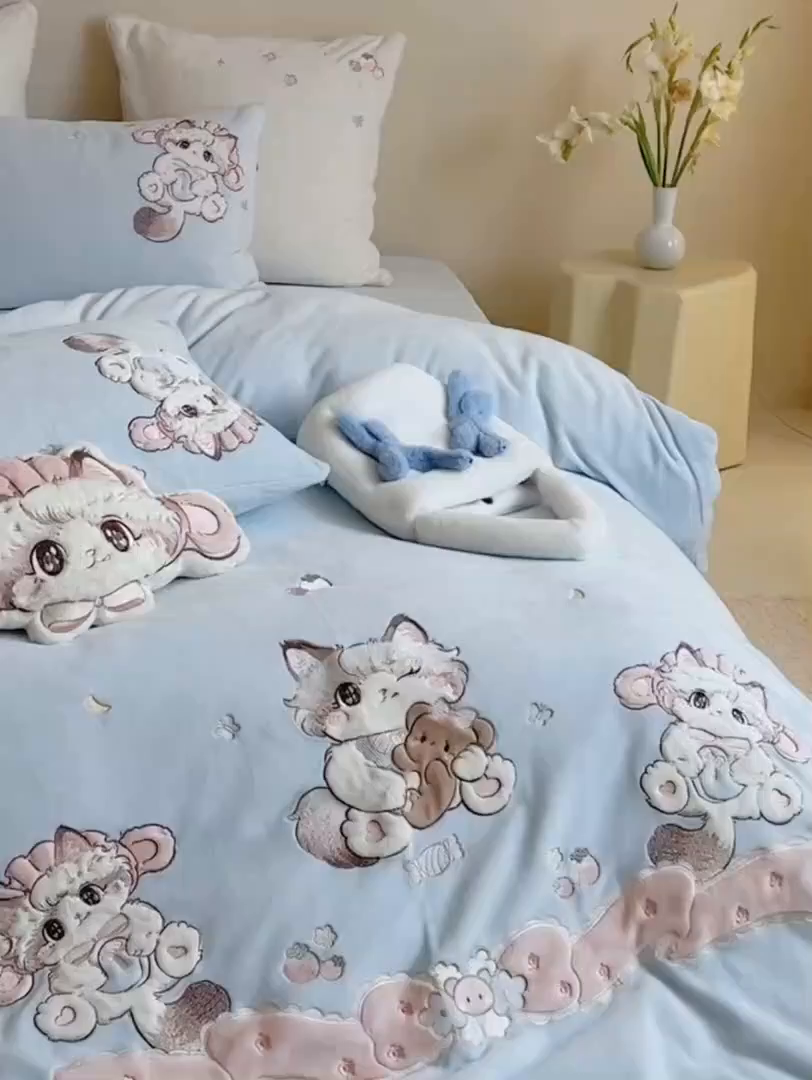 91家纺网 家纺一手货源 找家纺 鹿班家居 2025新款冬季高克重牛奶绒贴布绣系列四件套-彩虹喵酱（标准会员-10元） 蓝色