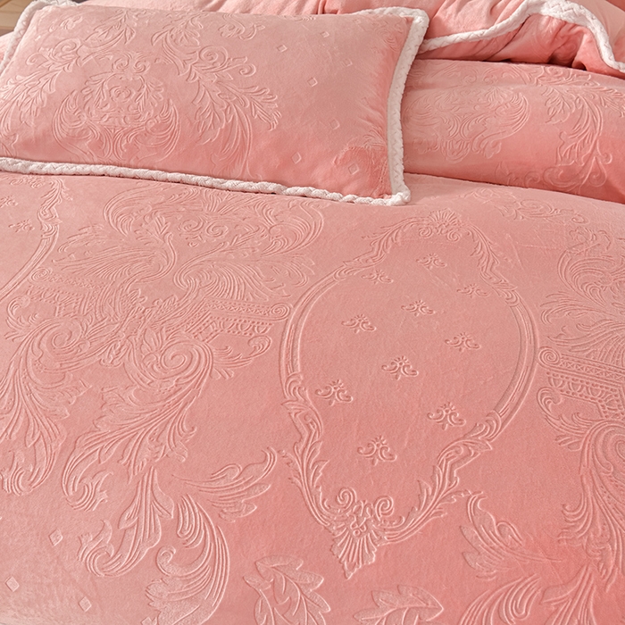 91家纺网 家纺一手货源 找家纺 星窝 2025新款高克重直播爆款纯色欧式雕花绒牛奶绒四件套 富贵花开浅粉