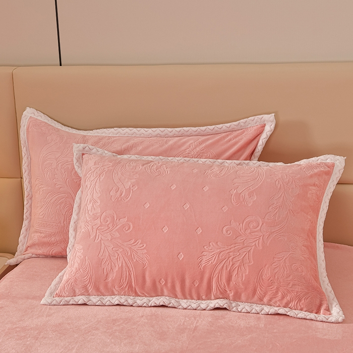 91家纺网 家纺一手货源 找家纺 星窝 2025新款高克重直播爆款纯色欧式雕花绒牛奶绒四件套 富贵花开浅粉