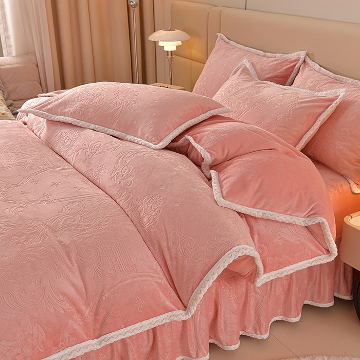 91家纺网 家纺一手货源 找家纺 星窝 2025新款高克重直播爆款纯色欧式雕花绒牛奶绒四件套 富贵花开浅粉