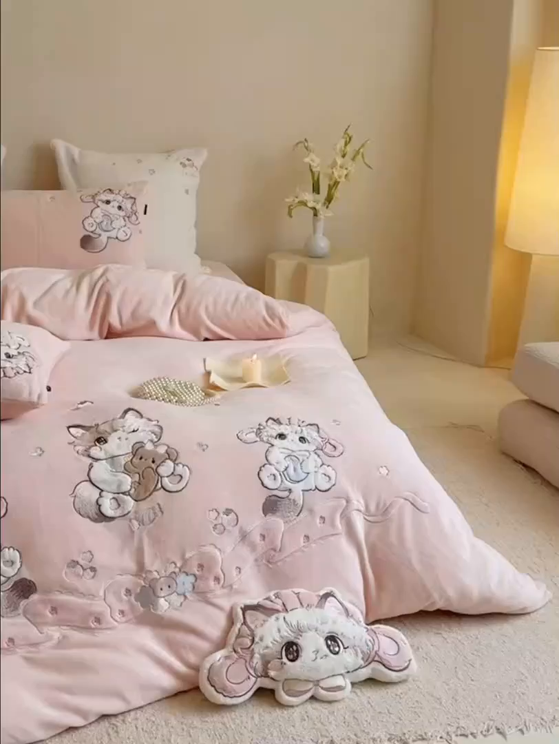 91家纺网 家纺一手货源 找家纺 鹿班家居 2025新款冬季高克重牛奶绒贴布绣系列四件套-彩虹喵酱（标准会员-10元） 粉色
