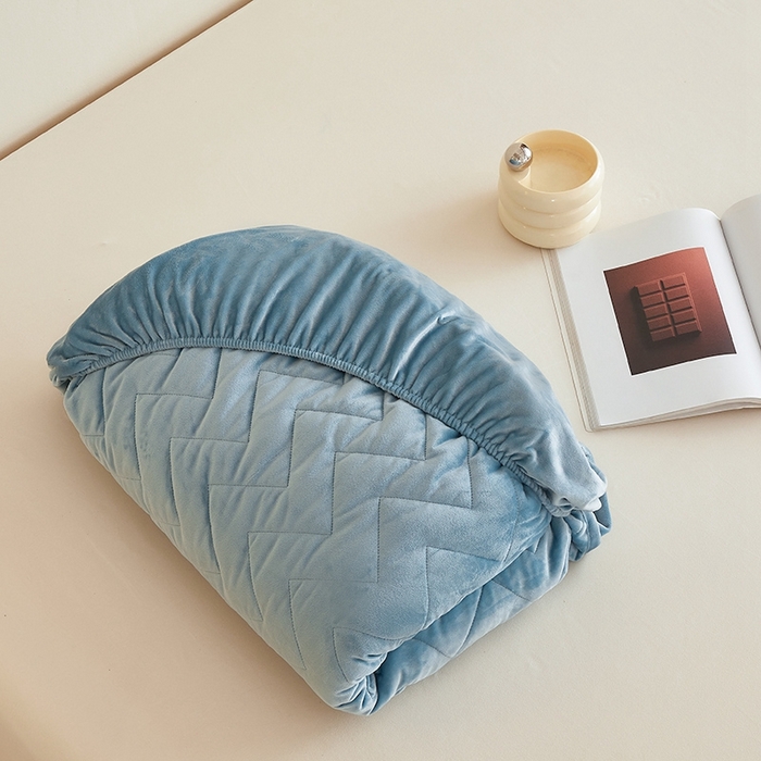 91家纺网 家纺一手货源 找家纺 寝柔家纺 2025新款秋冬超柔宝宝绒加厚夹棉床笠 宾利蓝