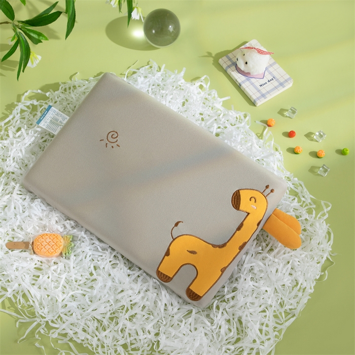 91家纺网 家纺一手货源 找家纺 （总）仁宇枕业 2025新款新品 可爱卡通儿童记忆枕头椰绒糖果色长颈鹿记忆枕头枕芯