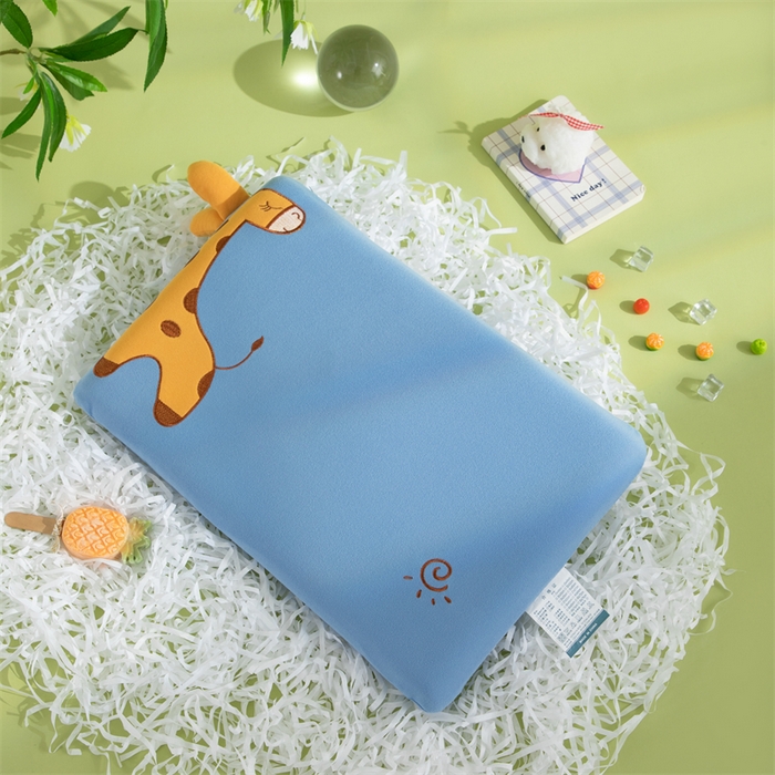 91家纺网 家纺一手货源 找家纺 （总）仁宇枕业 2025新款新品 可爱卡通儿童记忆枕头椰绒糖果色长颈鹿记忆枕头枕芯