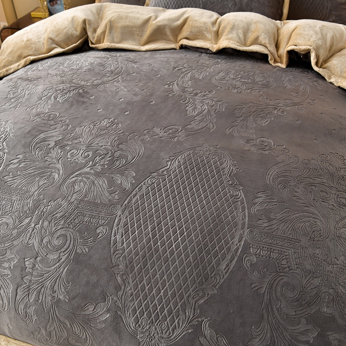 91家纺网 家纺一手货源 找家纺 星窝 2025新款高克重直播爆款纯色欧式雕花绒牛奶绒四件套 富贵花开烟灰