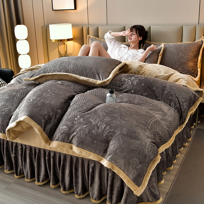 91家纺网 家纺一手货源 找家纺 星窝 2025新款高克重直播爆款纯色欧式雕花绒牛奶绒四件套 富贵花开烟灰