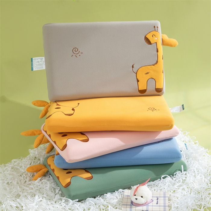91家纺网 家纺一手货源 找家纺 （总）仁宇枕业 2025新款新品 可爱卡通儿童记忆枕头椰绒糖果色长颈鹿记忆枕头枕芯