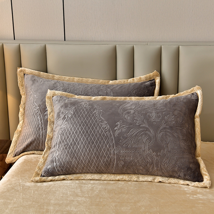 91家纺网 家纺一手货源 找家纺 星窝 2025新款高克重直播爆款纯色欧式雕花绒牛奶绒四件套 富贵花开烟灰