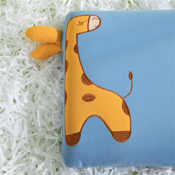 91家纺网 家纺一手货源 找家纺 （总）仁宇枕业 2025新款新品 可爱卡通儿童记忆枕头椰绒糖果色长颈鹿记忆枕头枕芯