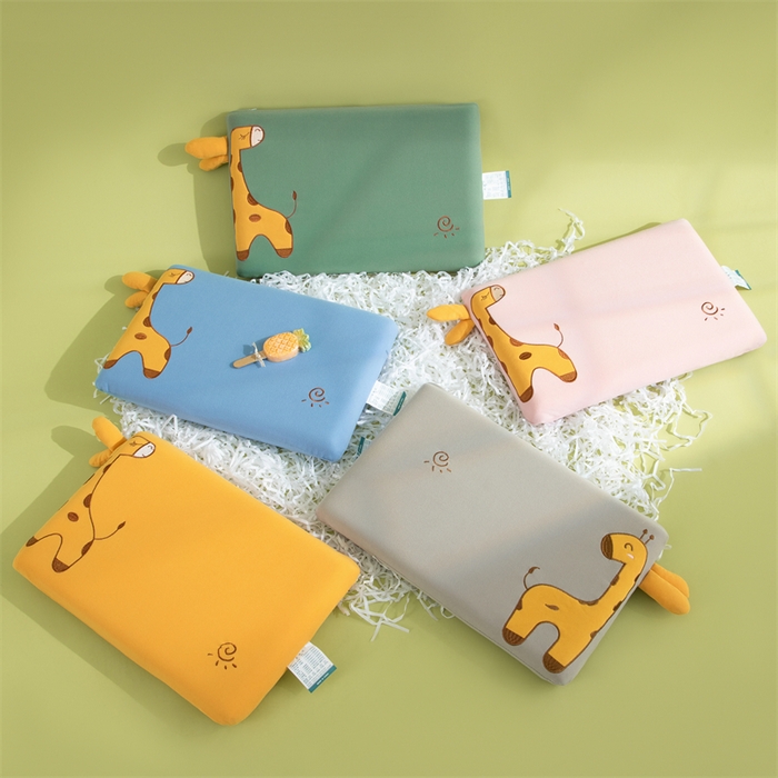 91家纺网 家纺一手货源 找家纺 （总）仁宇枕业 2025新款新品 可爱卡通儿童记忆枕头椰绒糖果色长颈鹿记忆枕头枕芯