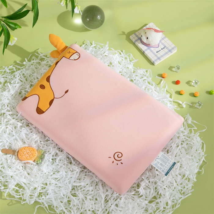 91家纺网 家纺一手货源 找家纺 （总）仁宇枕业 2025新款新品 可爱卡通儿童记忆枕头椰绒糖果色长颈鹿记忆枕头枕芯