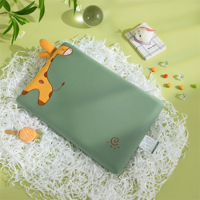 91家纺网 家纺一手货源 找家纺 （总）仁宇枕业 2025新款新品 可爱卡通儿童记忆枕头椰绒糖果色长颈鹿记忆枕头枕芯