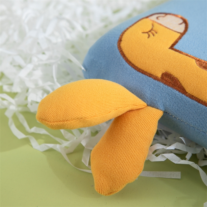 91家纺网 家纺一手货源 找家纺 （总）仁宇枕业 2025新款新品 可爱卡通儿童记忆枕头椰绒糖果色长颈鹿记忆枕头枕芯