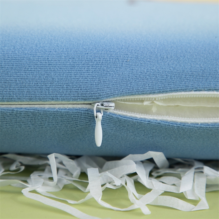 91家纺网 家纺一手货源 找家纺 （总）仁宇枕业 2025新款新品 可爱卡通儿童记忆枕头椰绒糖果色长颈鹿记忆枕头枕芯