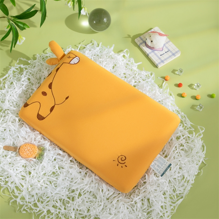 91家纺网 家纺一手货源 找家纺 （总）仁宇枕业 2025新款新品 可爱卡通儿童记忆枕头椰绒糖果色长颈鹿记忆枕头枕芯