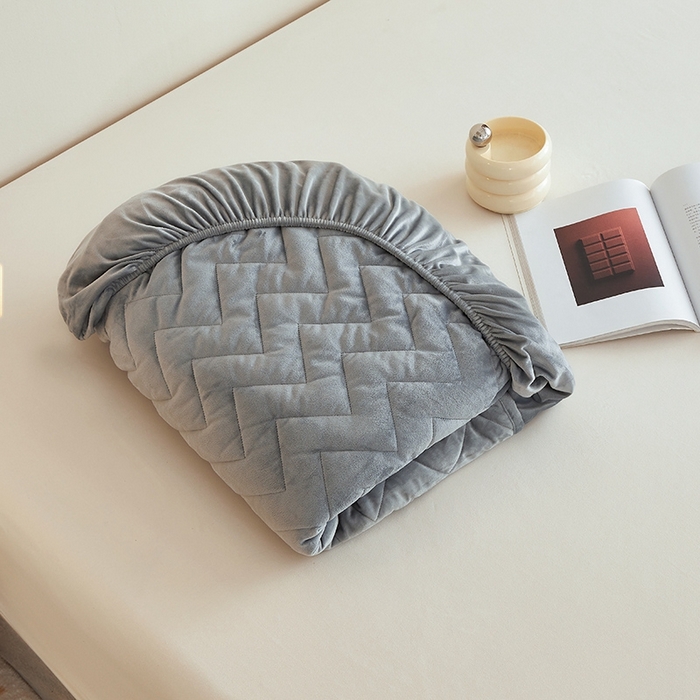 91家纺网 家纺一手货源 找家纺 寝柔家纺 2025新款秋冬超柔宝宝绒加厚夹棉床笠 气质灰