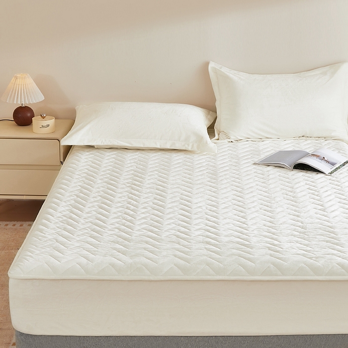 91家纺网 家纺一手货源 找家纺 寝柔家纺 2025新款秋冬超柔宝宝绒加厚夹棉床笠 珍珠白