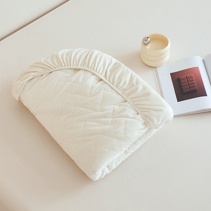 91家纺网 家纺一手货源 找家纺 寝柔家纺 2025新款秋冬超柔宝宝绒加厚夹棉床笠 珍珠白