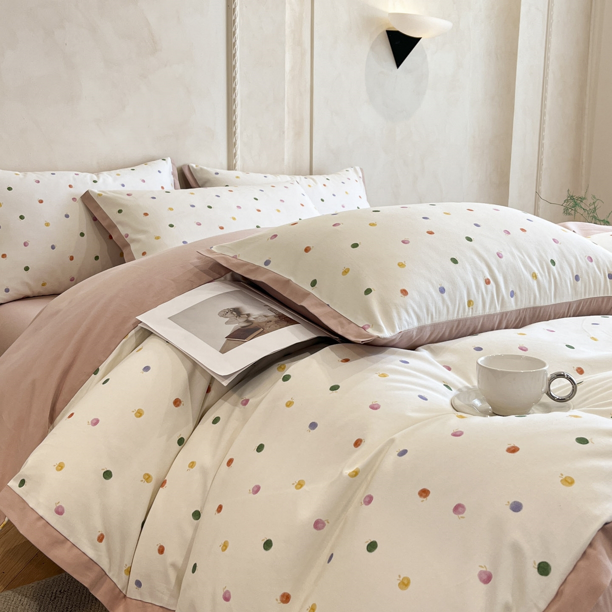 91家纺网 家纺一手货源 找家纺 柏薇 2025新款秋冬新品全棉磨毛印花高定工艺款四件套 斑斓果果