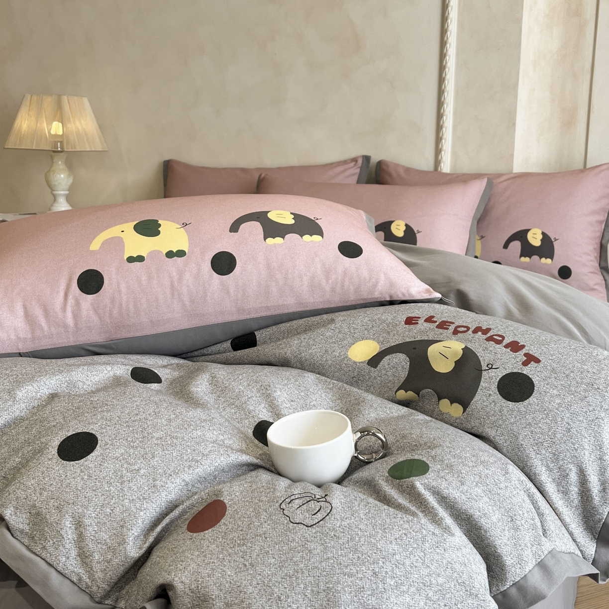 91家纺网 家纺一手货源 找家纺 柏薇 2025新款秋冬新品全棉磨毛印花高定工艺款四件套 波点小象