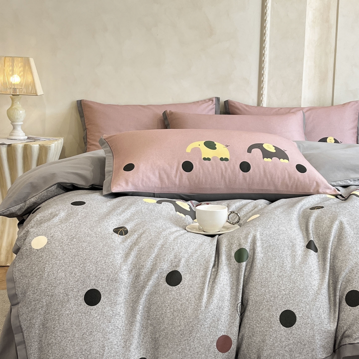 91家纺网 家纺一手货源 找家纺 柏薇 2025新款秋冬新品全棉磨毛印花高定工艺款四件套 波点小象