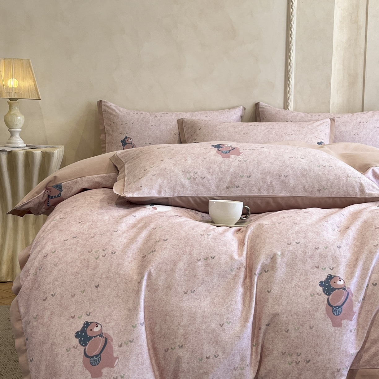 91家纺网 家纺一手货源 找家纺 柏薇 2025新款秋冬新品全棉磨毛印花高定工艺款四件套 粉粉萌熊