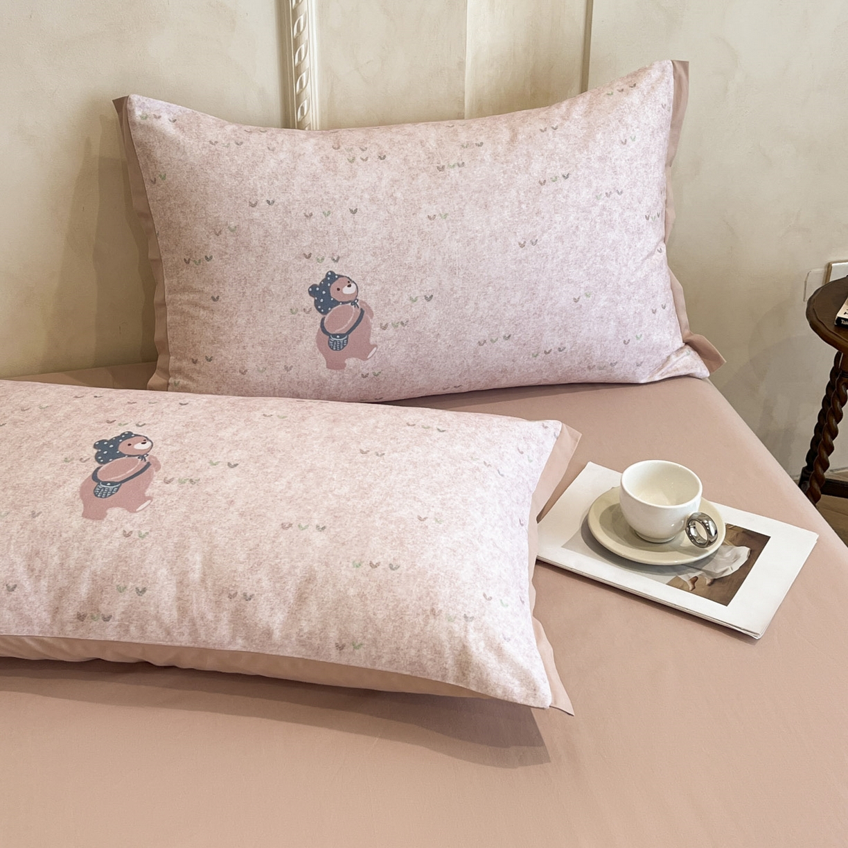 91家纺网 家纺一手货源 找家纺 柏薇 2025新款秋冬新品全棉磨毛印花高定工艺款四件套 粉粉萌熊