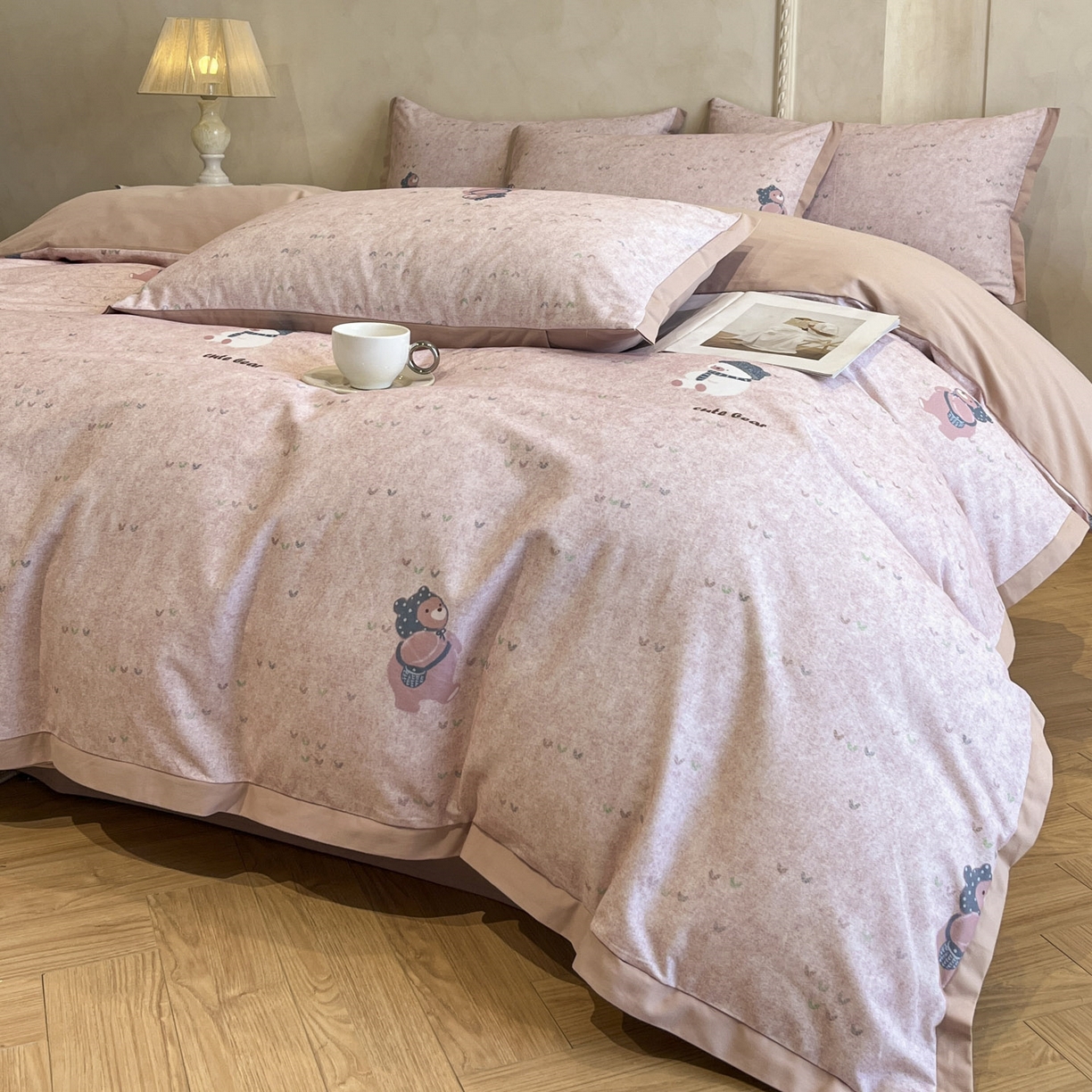 91家纺网 家纺一手货源 找家纺 柏薇 2025新款秋冬新品全棉磨毛印花高定工艺款四件套 粉粉萌熊