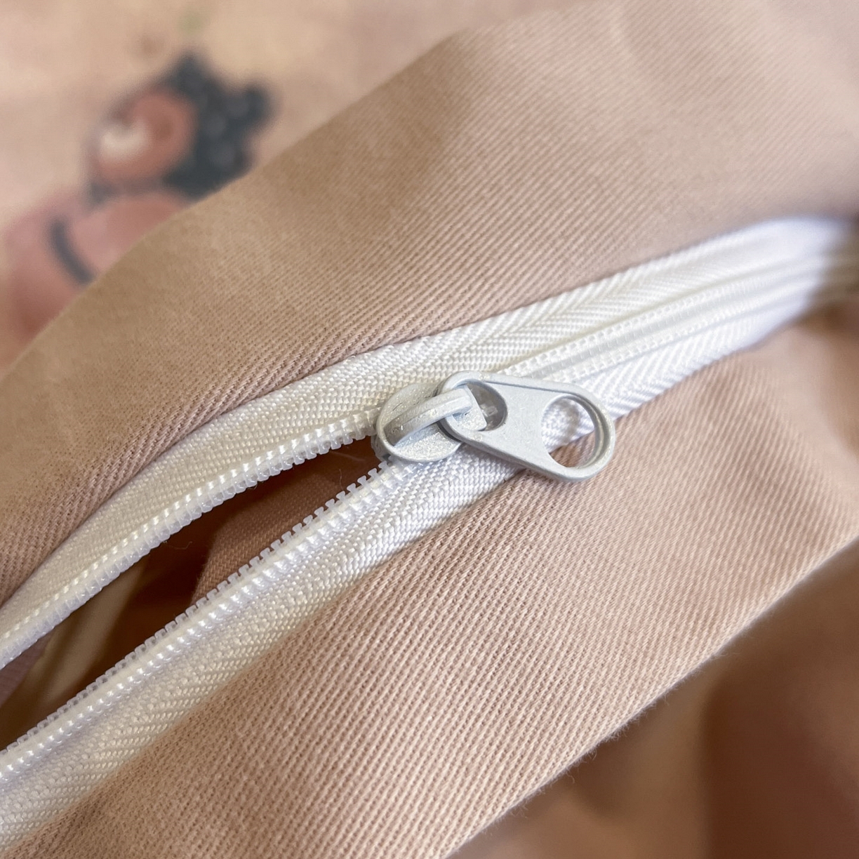 91家纺网 家纺一手货源 找家纺 柏薇 2025新款秋冬新品全棉磨毛印花高定工艺款四件套 粉粉萌熊