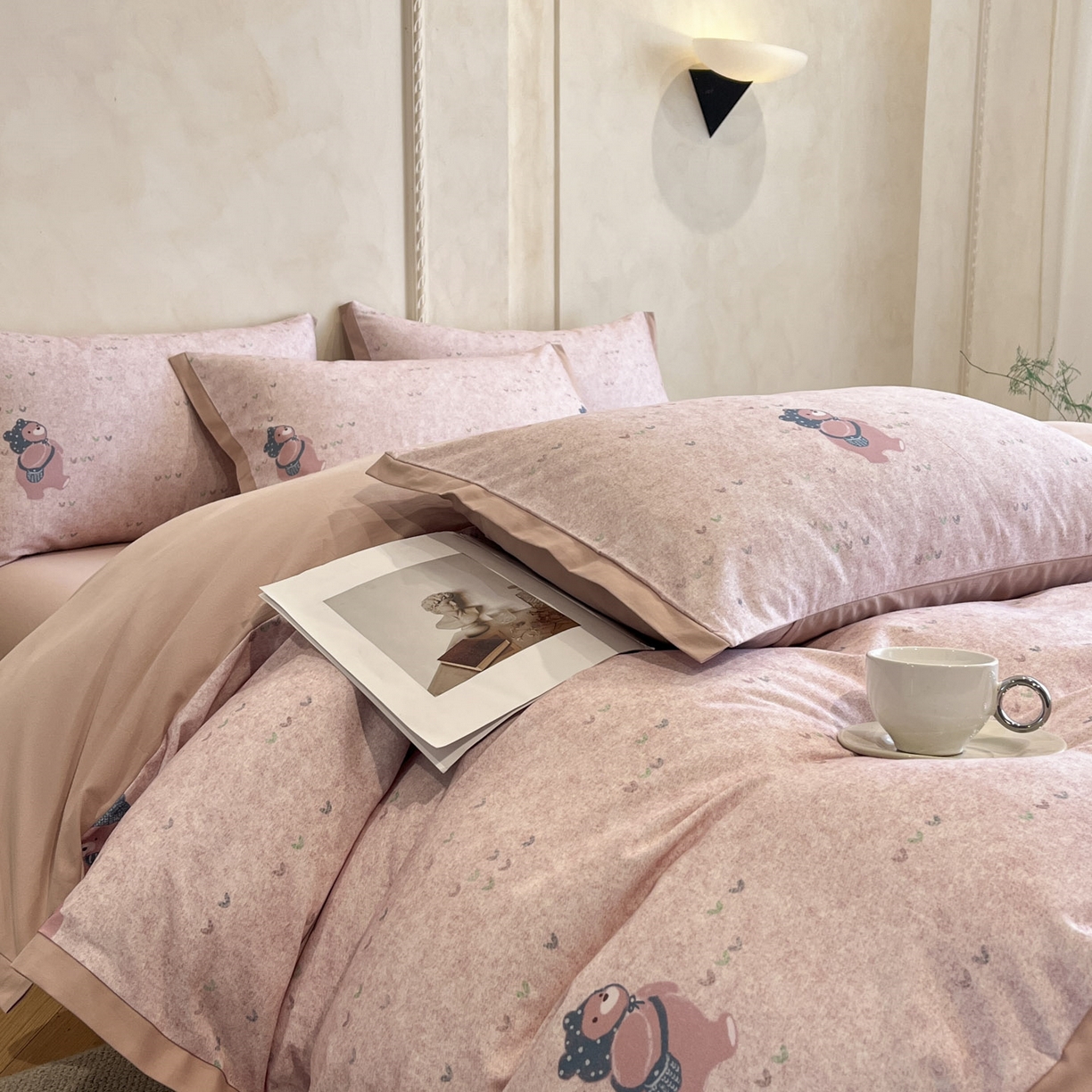 91家纺网 家纺一手货源 找家纺 柏薇 2025新款秋冬新品全棉磨毛印花高定工艺款四件套 粉粉萌熊