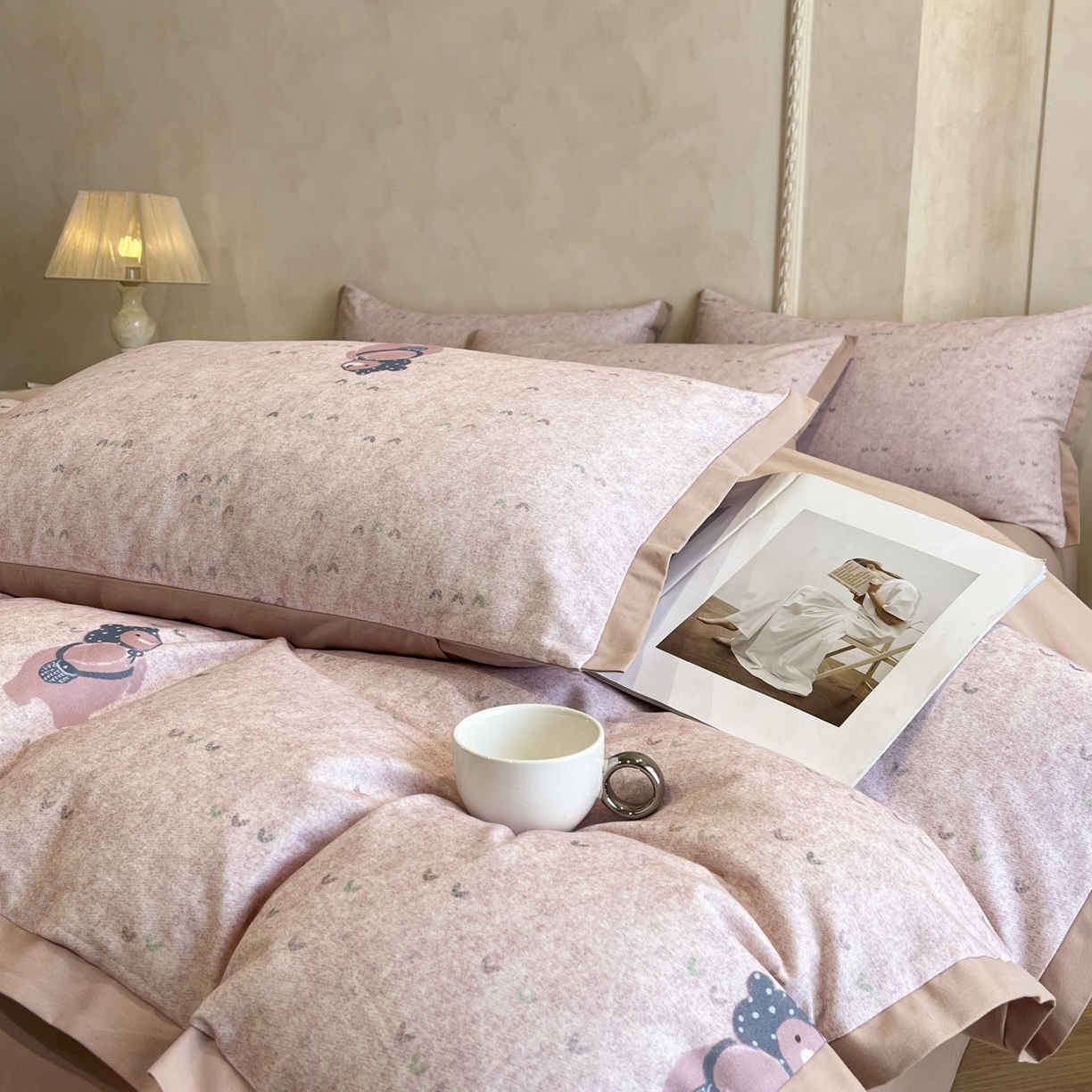 91家纺网 家纺一手货源 找家纺 柏薇 2025新款秋冬新品全棉磨毛印花高定工艺款四件套 粉粉萌熊