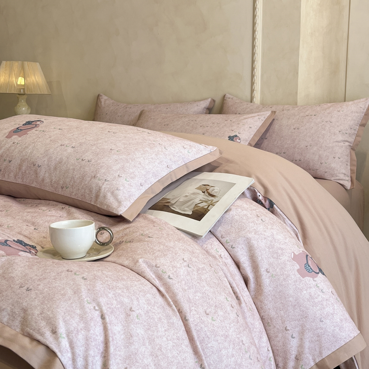 91家纺网 家纺一手货源 找家纺 柏薇 2025新款秋冬新品全棉磨毛印花高定工艺款四件套 粉粉萌熊