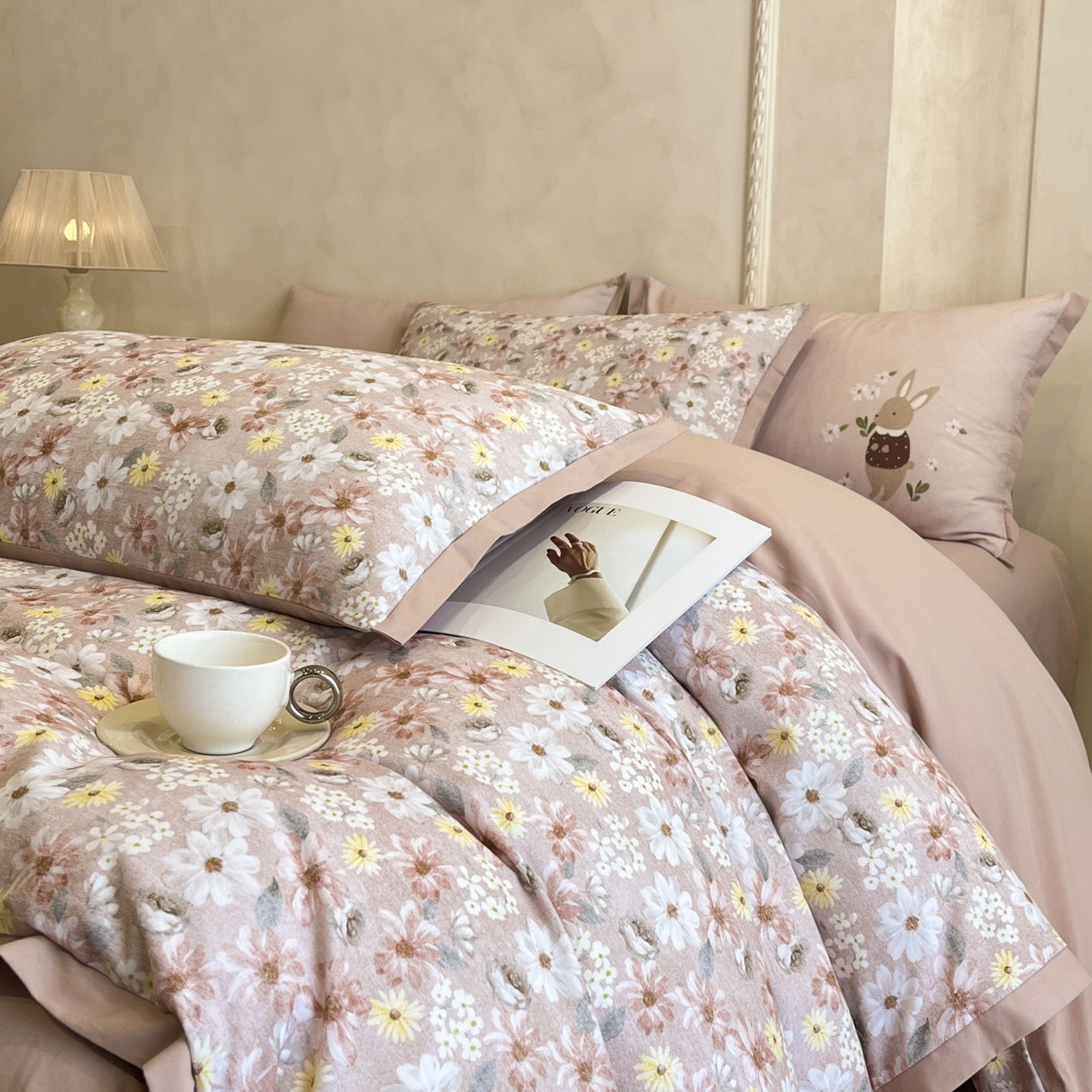 91家纺网 家纺一手货源 找家纺 柏薇 2025新款秋冬新品全棉磨毛印花高定工艺款四件套 花园精灵