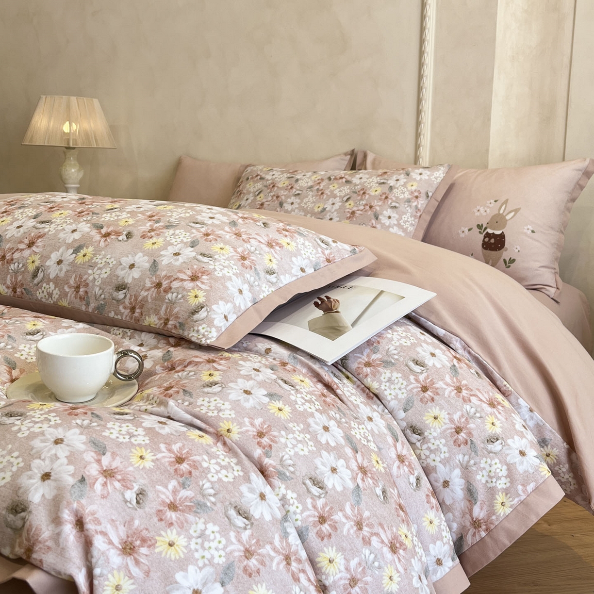 91家纺网 家纺一手货源 找家纺 柏薇 2025新款秋冬新品全棉磨毛印花高定工艺款四件套 花园精灵