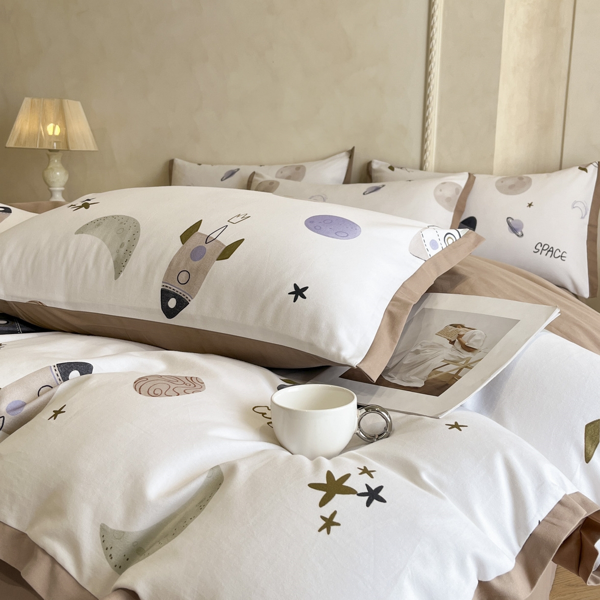 91家纺网 家纺一手货源 找家纺 柏薇 2025新款秋冬新品全棉磨毛印花高定工艺款四件套 火箭星球