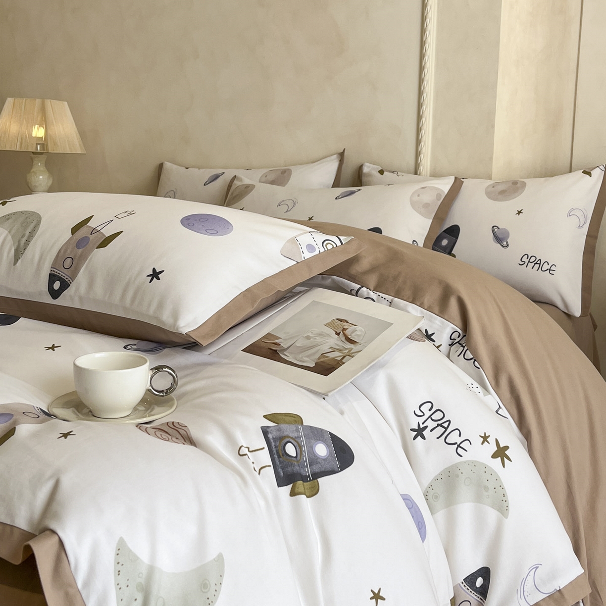 91家纺网 家纺一手货源 找家纺 柏薇 2025新款秋冬新品全棉磨毛印花高定工艺款四件套 火箭星球