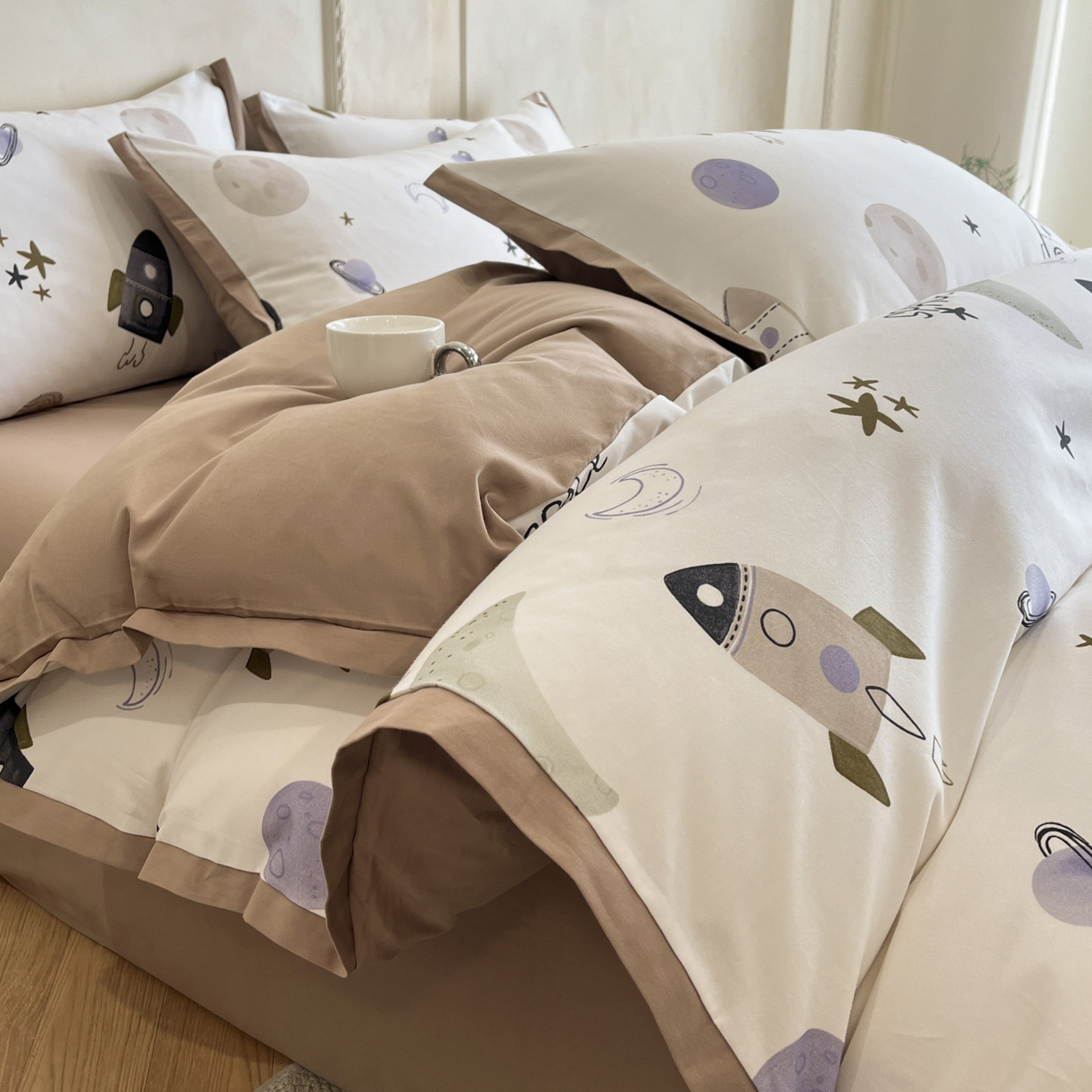 91家纺网 家纺一手货源 找家纺 柏薇 2025新款秋冬新品全棉磨毛印花高定工艺款四件套 火箭星球