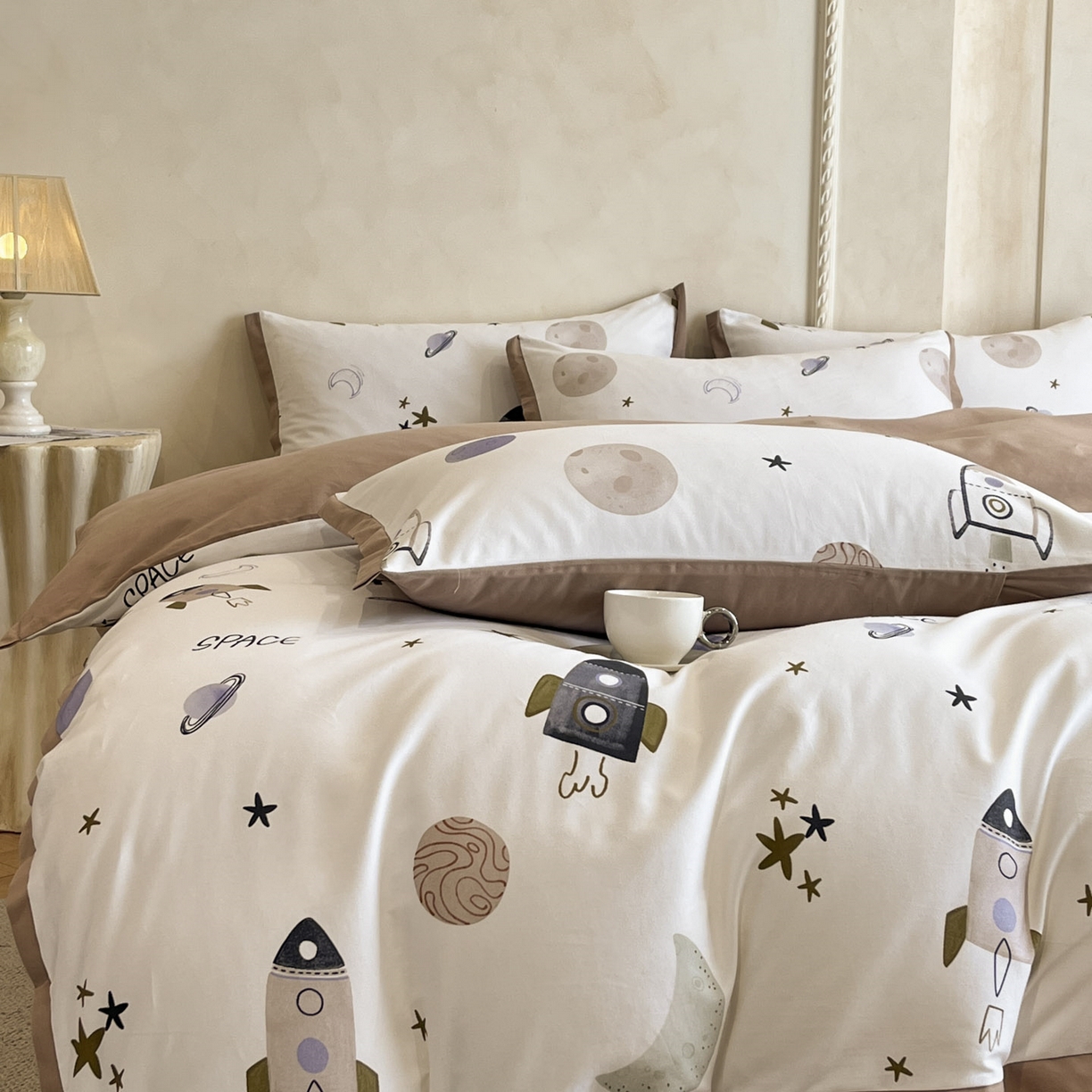 91家纺网 家纺一手货源 找家纺 柏薇 2025新款秋冬新品全棉磨毛印花高定工艺款四件套 火箭星球