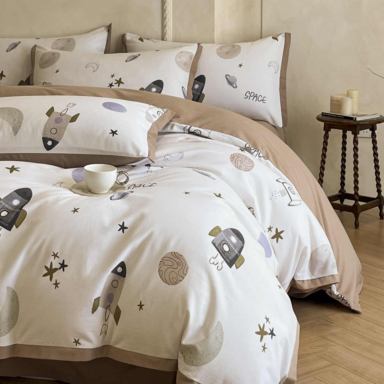 91家纺网 家纺一手货源 找家纺 柏薇 2025新款秋冬新品全棉磨毛印花高定工艺款四件套 火箭星球